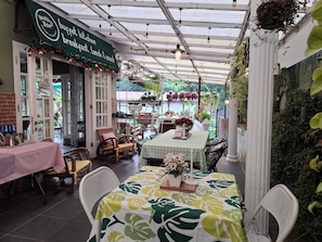 Dining - Parabonhaus Kopitiam - Bed & Breakfast (Cipanas)