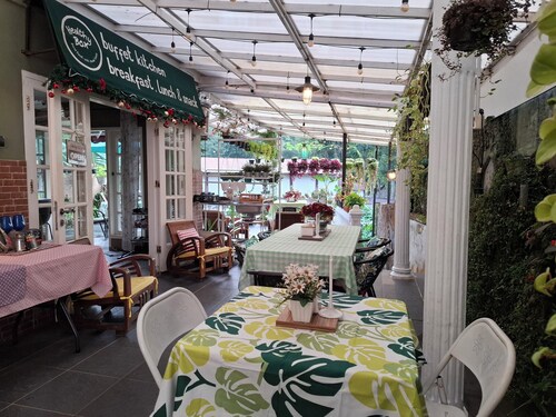 Parabonhaus Kopitiam - Bed & Breakfast