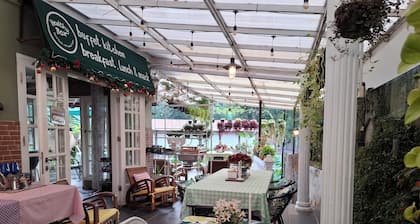 Parabonhaus Kopitiam - Bed & Breakfast