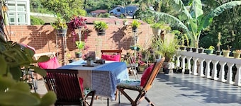 Parabonhaus Kopitiam - Bed & Breakfast