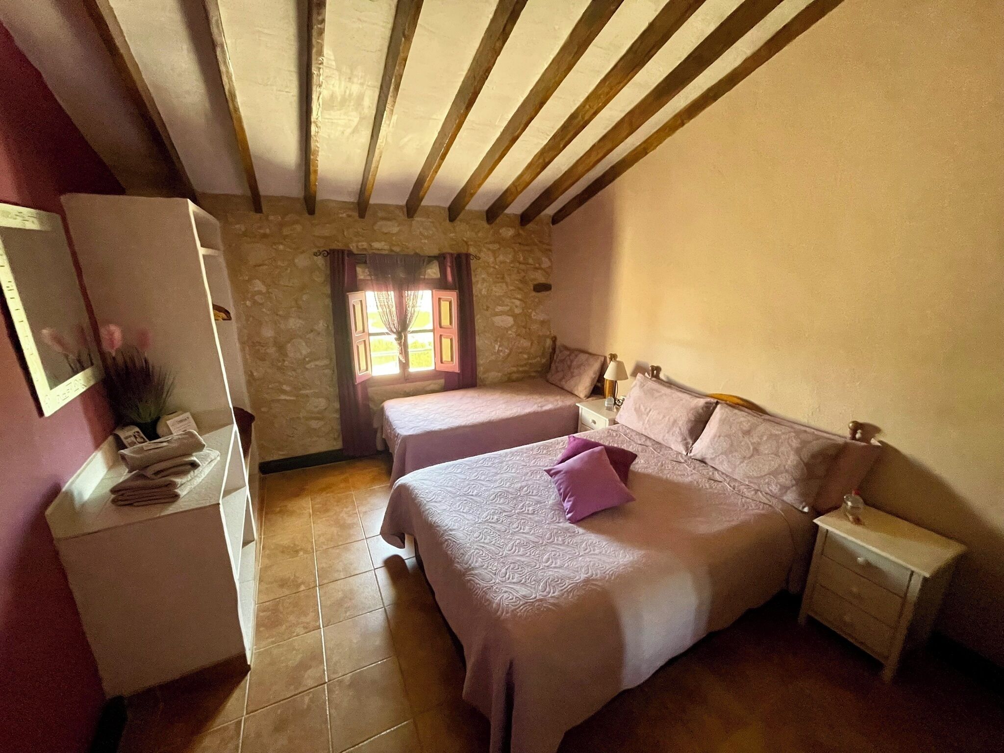 7 habitaciones, tabla de planchar con plancha y acceso a internet 