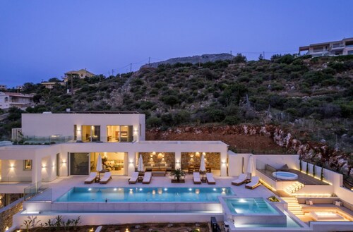 Villa Verdessa, Divine Sea Views, Private Infinity Pool, Furnished Terrace,.