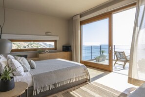 3 bedrooms, in-room safe, iron/ironing board, travel cot - Seafront Villa Gaione, Divine Sea Views, Private Infinity Pool, Furnished. (Crete)