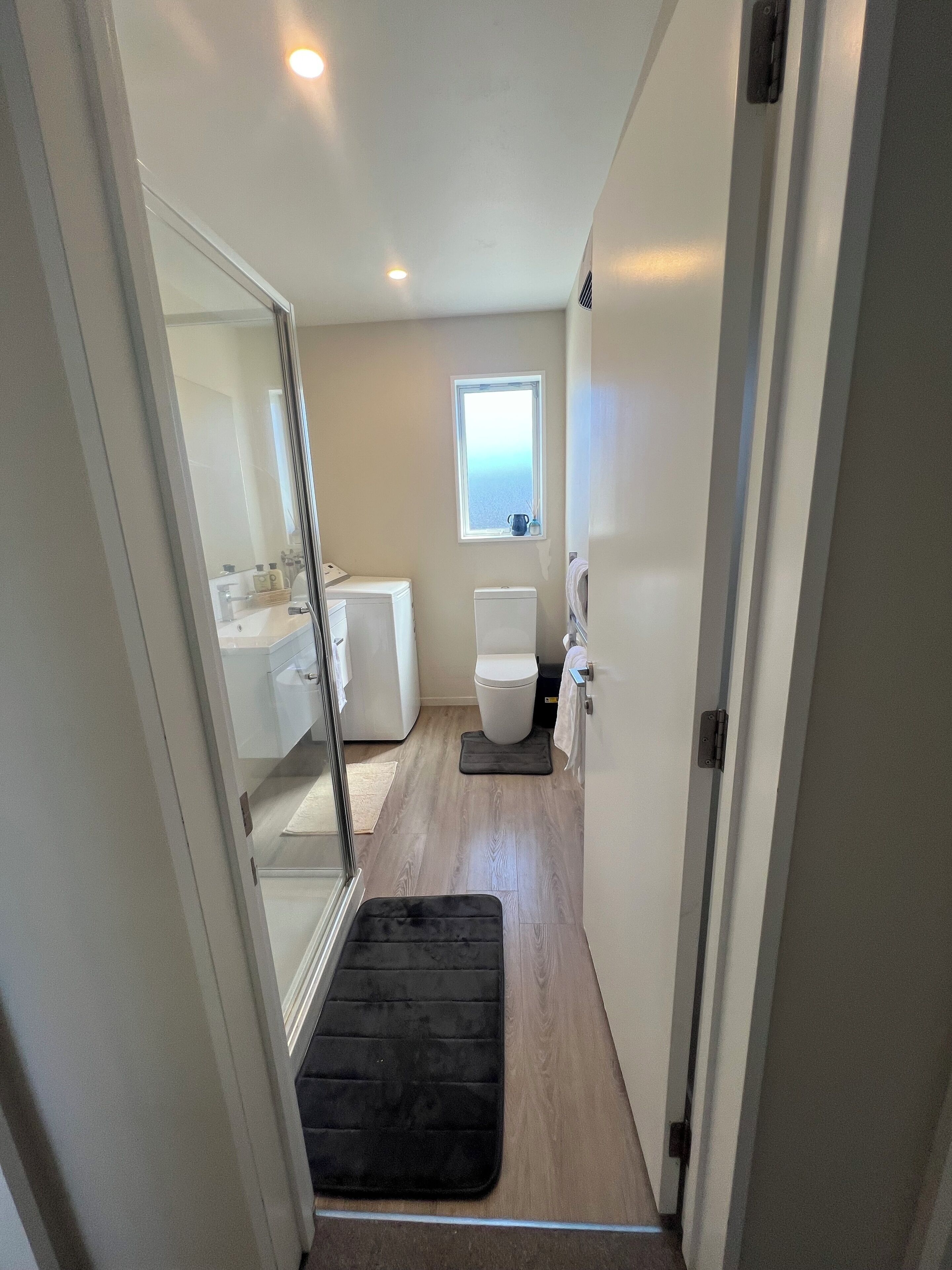 Une salle de bain moderne équipée de toilettes, d’un lavabo et d’une baignoire.
