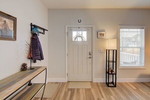 Interior - Mt. Princeton Views. Remodeled. Fire Pit & BBQ (Buena Vista)