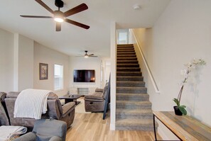 Living area - Mt. Princeton Views. Remodeled. Fire Pit & BBQ (Buena Vista)