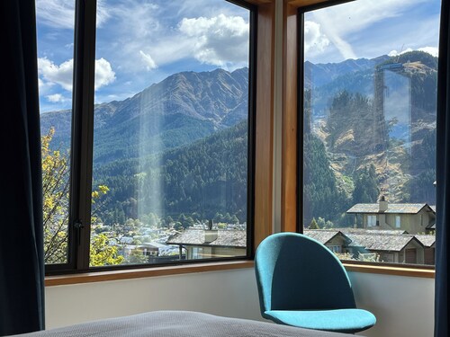 Central Queenstown Apartment - lake views, private & quiet.