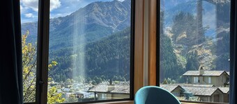Central Queenstown Apartment - lake views, private & quiet.