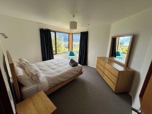 Room - Central Queenstown Apartment - lake views, private & quiet. (Queenstown)