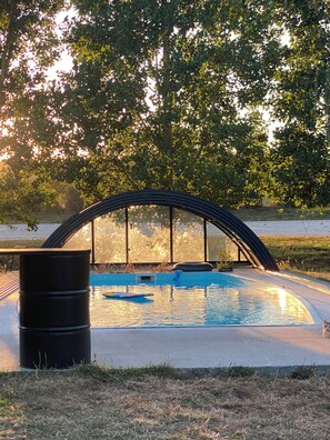 Pool - For those looking for something out of the ordinary, sleep in a box. Horses (Saint-Guinoux)