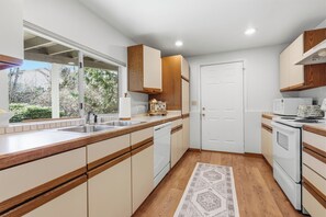 Private kitchen - Spacious 2BR Retreat • Fireplace • Private Entry • Pets Welcome (Bellevue)
