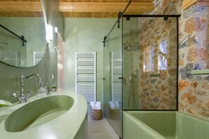 Een douche, handdoeken, zeep, shampoo