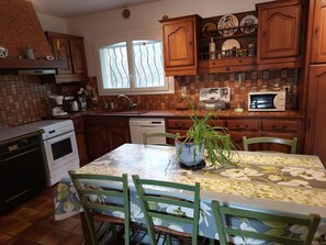 Private kitchen - House for 10 people in the countryside. (Léon)