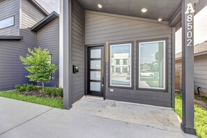 Exterior detail - Cozy Modern 3BR Near Medical Center Downtown & NRG (Houston)