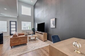 Smart TV - Cozy Modern 3BR Near Medical Center Downtown & NRG (Houston)
