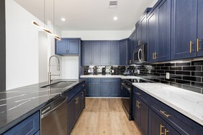 Microwave, oven, stovetop, dishwasher - Cozy Modern 3BR Near Medical Center Downtown & NRG (Houston)