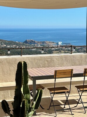 Outdoor dining - Top floor, 3 double bedrooms, roof top, fabulous sea, mountain and village views (Santa-Reparata-di-Balagna)