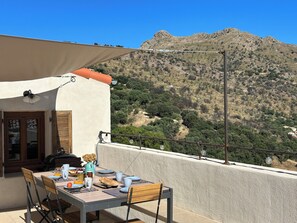 Outdoor dining - Top floor, 3 double bedrooms, roof top, fabulous sea, mountain and village views (Santa-Reparata-di-Balagna)