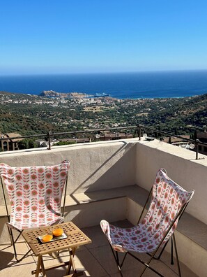 Property grounds - Top floor, 3 double bedrooms, roof top, fabulous sea, mountain and village views (Santa-Reparata-di-Balagna)