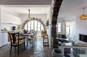 TV - Villa Elatheia, Prvate Pool and Garden, Furnished Terrace, BBQ facilities, Naxos (Naxos)