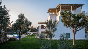 A modern white building with a flat roof and a covered patio area. - Villa Elatheia, Prvate Pool and Garden, Furnished Terrace, BBQ facilities, Naxos (Naxos)