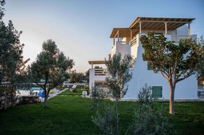 Property grounds - Villa Elatheia, Prvate Pool and Garden, Furnished Terrace, BBQ facilities, Naxos (Naxos)