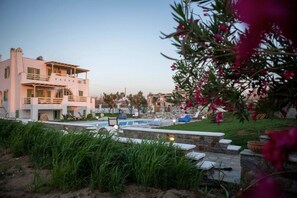 Property grounds - Villa Elatheia, Prvate Pool and Garden, Furnished Terrace, BBQ facilities, Naxos (Naxos)