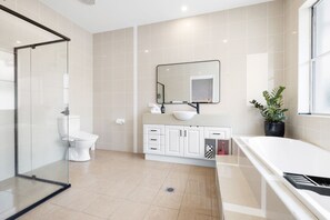 Regadera, secadora de cabello, bidet, toallas 
