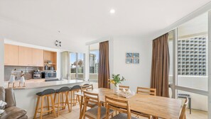 Dining - Spacious 3-bedroom apartment across the beach in fantastic Surfers Paradise (Surfers Paradise)