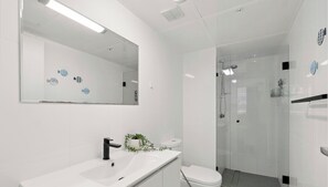 Regadera, secadora de cabello, bidet, toallas 
