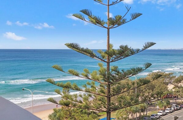 Beach - Spacious 3-bedroom apartment across the beach in fantastic Surfers Paradise (Surfers Paradise)