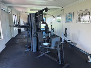 Fitness facility - Spacious 3-bedroom apartment across the beach in fantastic Surfers Paradise (Surfers Paradise)