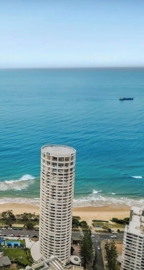 Beach - Spacious 3-bedroom apartment across the beach in fantastic Surfers Paradise (Surfers Paradise)