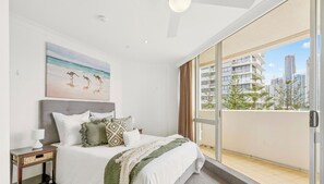 3 bedrooms, iron/ironing board, WiFi, bed sheets - Spacious 3-bedroom apartment across the beach in fantastic Surfers Paradise (Surfers Paradise)