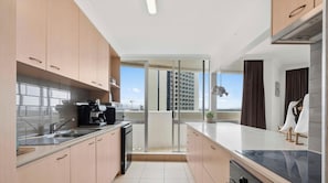 Private kitchen - Spacious 3-bedroom apartment across the beach in fantastic Surfers Paradise (Surfers Paradise)