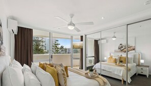 3 bedrooms, iron/ironing board, WiFi, bed sheets - Spacious 3-bedroom apartment across the beach in fantastic Surfers Paradise (Surfers Paradise)