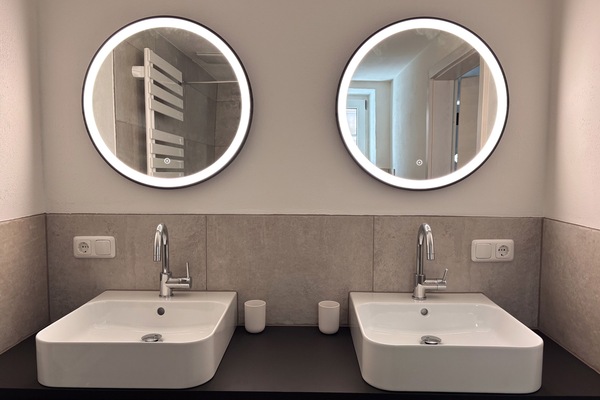 Ferienwohnung Hebenstreitmühle-Badezimmer mit Walk-in Dusche und Doppelwaschbecken