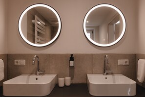 Douche, séchoir à cheveux, serviettes fournies