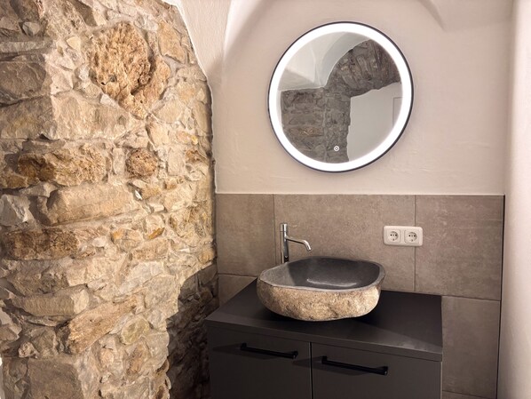 Douche, séchoir à cheveux, serviettes fournies