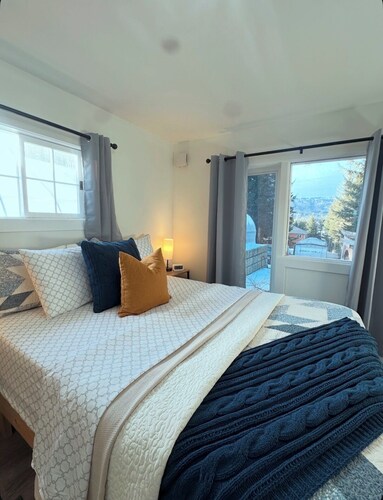 Wagon Wheel Cottage. Charming 2-bedroom home on the iconic Wagon Wheel property.