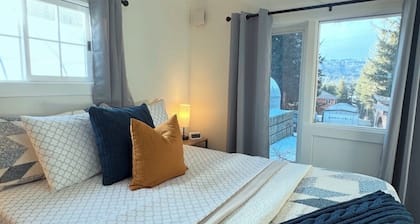 Wagon Wheel Cottage. Charming 2-bedroom home on the iconic Wagon Wheel property.