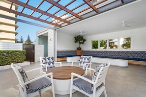 Terrace/patio - Beach Haven Getaway Broadbeach - WiFi, Parking (Broadbeach)