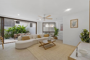 TV - Stunning Main Beach Apartment - Ground Floor, WiFi (Main Beach)