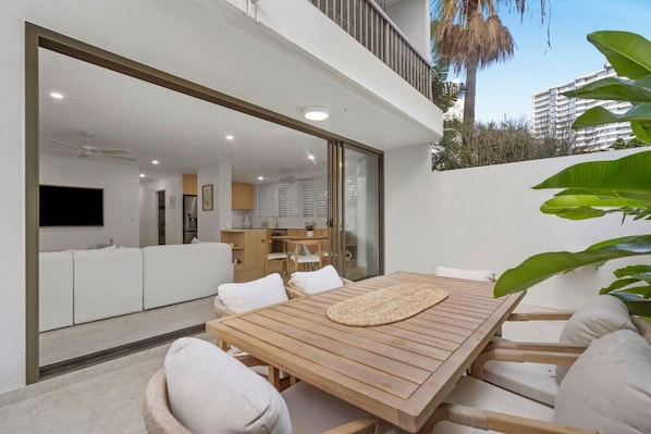 Outdoor dining - Stunning Main Beach Apartment - Ground Floor, WiFi (Main Beach)