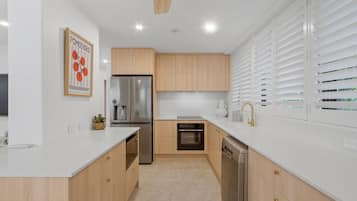 Coffee/tea maker, fridge, microwave, stovetop