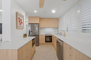 Fridge, microwave, stovetop, dishwasher - Stunning Main Beach Apartment - Ground Floor, WiFi (Main Beach)