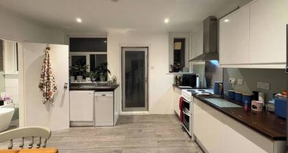 Spacious 3-Bed Terrace, Great Links