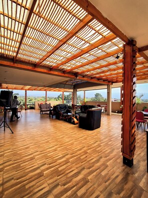 Outdoor dining - Snow View hotel Rau (Kilimanjaro Region)