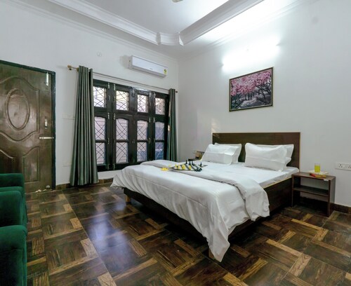 Serene 2-bedroom with AC and Kitchen in vibrant Dehradun
