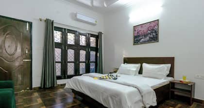 Serene 2-bedroom with AC and Kitchen in vibrant Dehradun